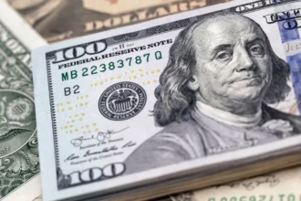 Dólar abre en $920 y vuelve a tensionar al mercado chileno: qué cambia antes del fin de semana marcado por Irán