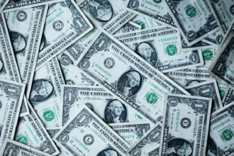 Dólar abre estable en torno a $895 con mercado atento a Medio Oriente y datos de inflación en Chile