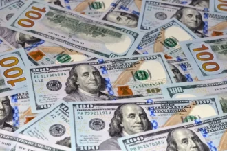 Dólar abre sobre $920 en Chile mientras Trump fija las 20:00 como plazo clave para Ormuz
