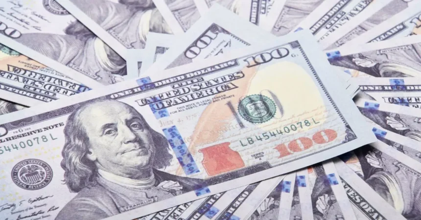 Dólar al alza: supera los $920 impulsado por petróleo a más de US$100
