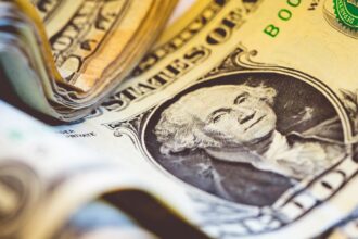 Dólar alcanza los $1.000 tras IPC de marzo y tensión comercial impulsada por Trump