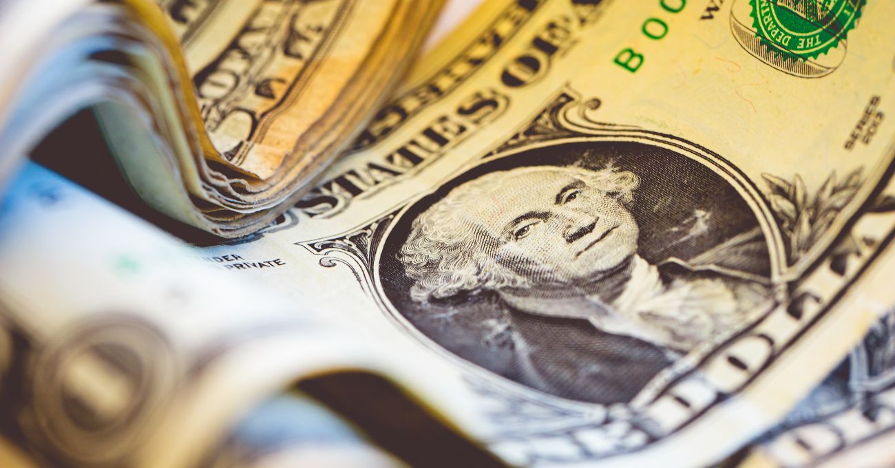 Dólar alcanza los $1.000 tras IPC de marzo y tensión comercial impulsada por Trump