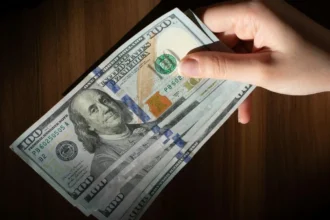 Dólar cae $5,5 y cierra en $861,5: el salto del cobre a US$5,98 que empujó al peso chileno