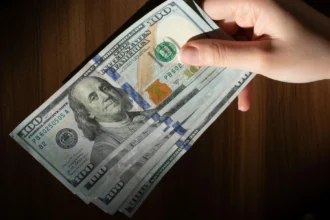 Dólar cae $7,58 y perfora los $886 en la apertura con cobre en US$6,14