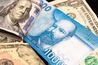 Dólar cae a $973 apoyado en el repunte del cobre y debilitamiento global de la divisa