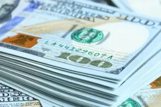 Dólar cae bajo $855 en la apertura y el cobre sigue sobre US$13.000/t: mercado atento al dato clave de empleo en EEUU