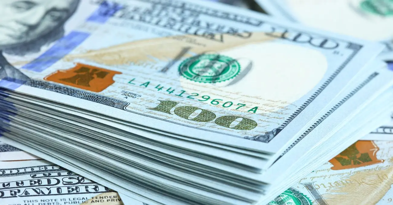 Dólar cae bajo $855 en la apertura y el cobre sigue sobre US$13.000/t: mercado atento al dato clave de empleo en EEUU
