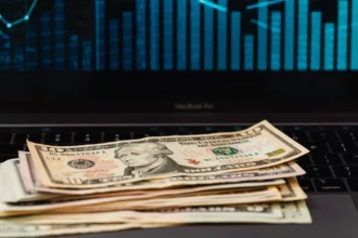 Dólar cae bajo $880 tras reapertura de Ormuz y desplome del Brent