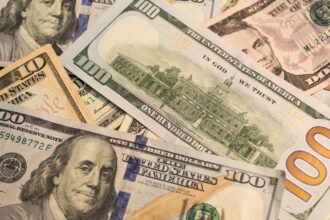 Dólar cierra a la baja y el índice DXY alcanza su menor nivel en tres años