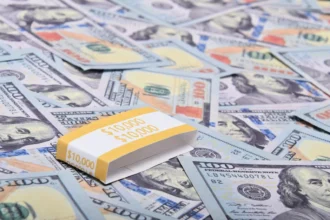 Dólar cierra al alza y sube $7 en medio de mayor tensión externa
