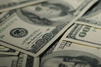 Dólar cierra cerca de $860 tras rebotar desde $851: el 0% de ventas minoristas en EE.UU. marcó la sesión