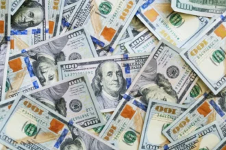 Dólar cierra con baja de $5 en Chile y termina en $888,3 impulsado por alza del cobre