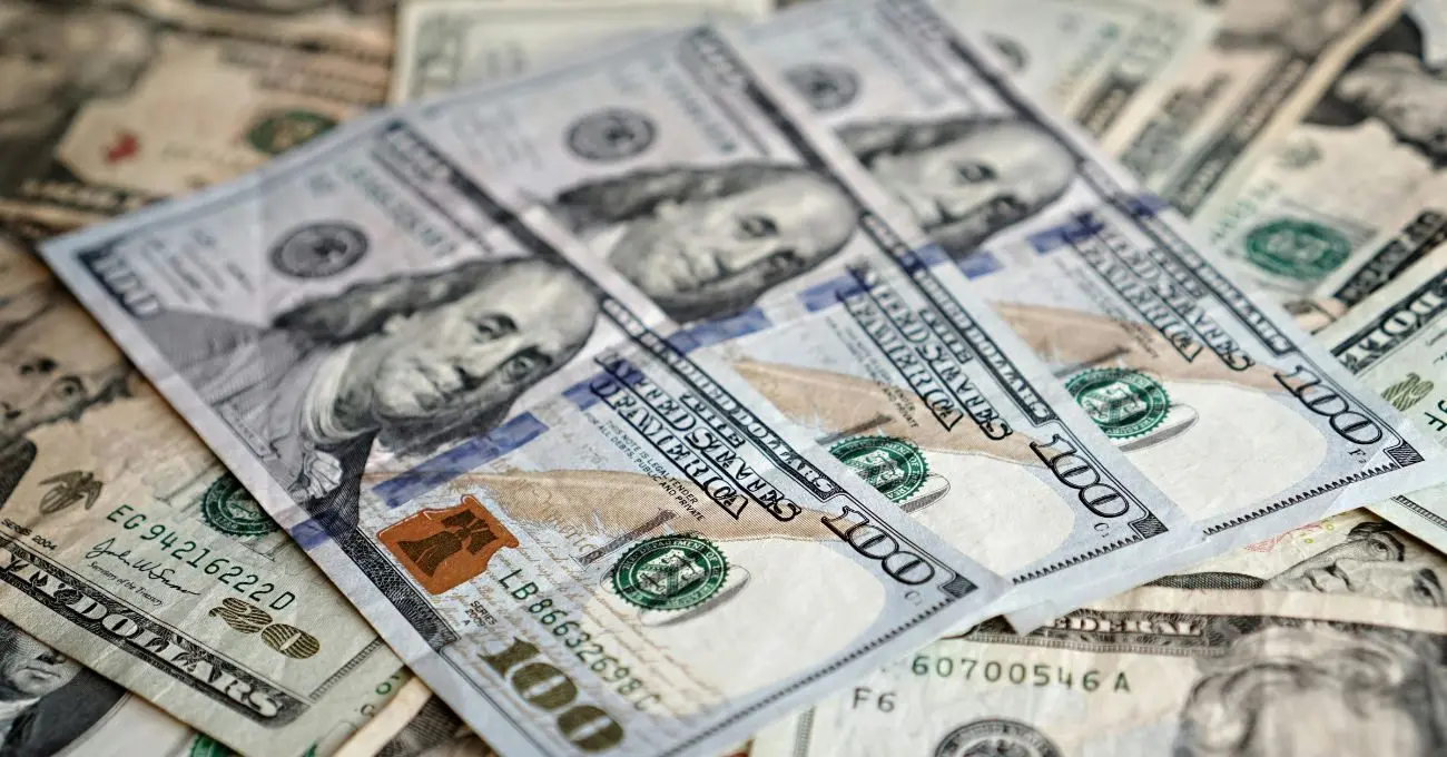 Dólar cierra en $862,25 y se mantiene sobre $860 pese a la baja de tasas en EEUU tras el IPC de enero