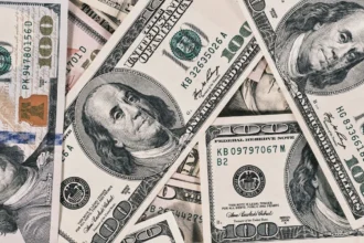 Dólar cierra en $882,10 por tensiones internacionales y alza del petróleo