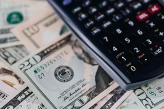 Dólar cierra en $906,6 y roza $921 intradía: el salto de $39,4 que devuelve el tipo de cambio sobre $900 en Chile