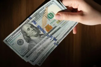 Dólar cierra en $907,8 antes de la Fed: la señal de Australia y la guerra contra Irán que todavía pesa sobre el mercado