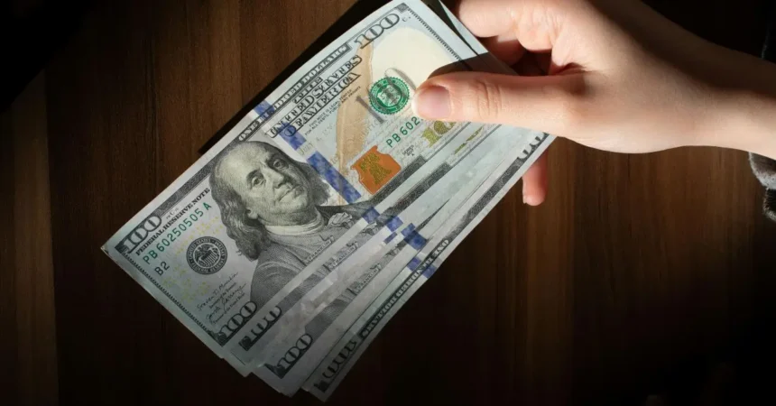 Dólar cierra en $907,8 antes de la Fed: la señal de Australia y la guerra contra Irán que todavía pesa sobre el mercado