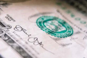 Dólar cierra en $917,9 con salto de $10 tras la Fed: la inflación de EE.UU. y el petróleo vuelven a presionar al peso