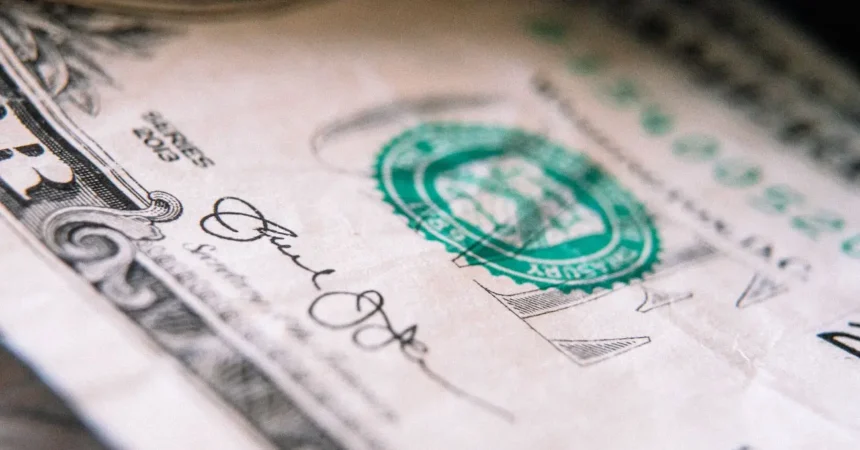 Dólar cierra en $917,9 con salto de $10 tras la Fed: la inflación de EE.UU. y el petróleo vuelven a presionar al peso
