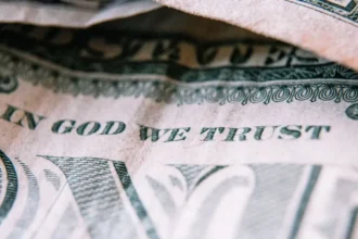 Dólar cierra en $918,2 tras girar desde los $909: rechazo de Irán a tregua y mensaje del Banco Central reordenan el mercado