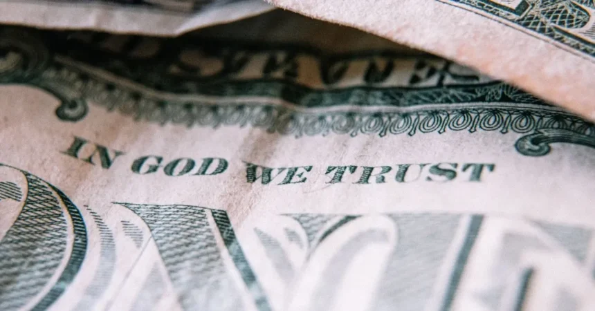 Dólar cierra en $918,2 tras girar desde los $909: rechazo de Irán a tregua y mensaje del Banco Central reordenan el mercado