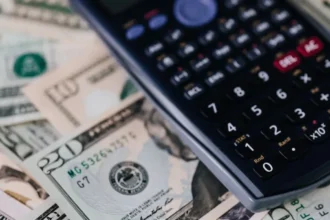 Dólar cierra en $927 este martes, pero marzo deja un salto de $53,6 en Chile tras el shock petrolero por Irán
