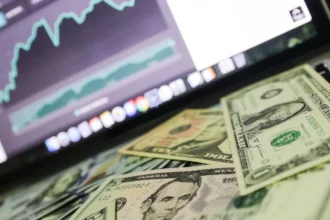 Dólar cae $12,7 y cobre supera US$6 por libra tras disminución de tensiones en Medio Oriente