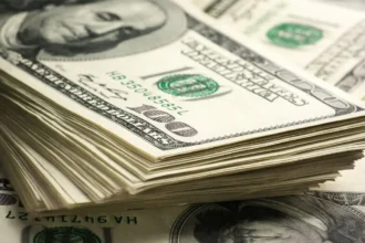 Dólar en Chile abre cerca de $900: cae a $899,6 mientras el DXY baja 0,3%, el cobre Comex rebota 1,9% y el Brent se estabiliza en US$82