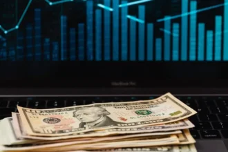 Dólar en Chile abre sobre $924 mientras el Brent salta a US$106: la advertencia de Trump a Irán vuelve a presionar al peso chileno
