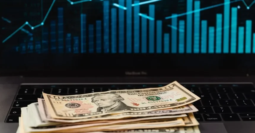 Dólar en Chile abre sobre $924 mientras el Brent salta a US$106: la advertencia de Trump a Irán vuelve a presionar al peso chileno