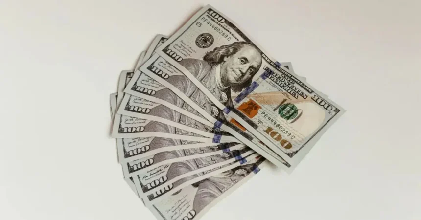 Dólar en Chile baja a $914 y pierde sus máximos de 2026 mientras Washington busca reabrir Ormuz