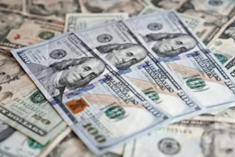 Dólar en Chile cae $2,1 y cierra bajo $900 antes de dos decisiones que pueden mover al mercado
