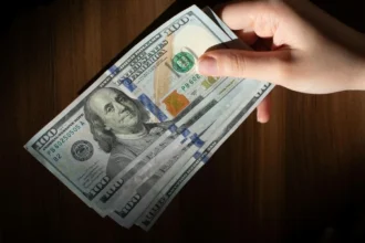 Dólar en Chile cae $5 y cierra en $900: el nivel que mirará el mercado tras el feriado