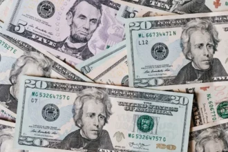 Dólar en Chile cae a $914 tras propuesta de tregua en Medio Oriente