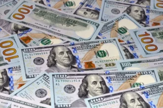 Dólar en Chile cae bajo $900 y borra más de $15 tras señal de Trump sobre Irán: el factor que dio vuelta la jornada