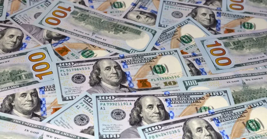 Dólar en Chile cae bajo $900 y borra más de $15 tras señal de Trump sobre Irán: el factor que dio vuelta la jornada
