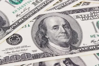 Dólar en Chile cae más de $10 al cierre y el peso lidera emergentes mientras Trump reordena el foco sobre Irán