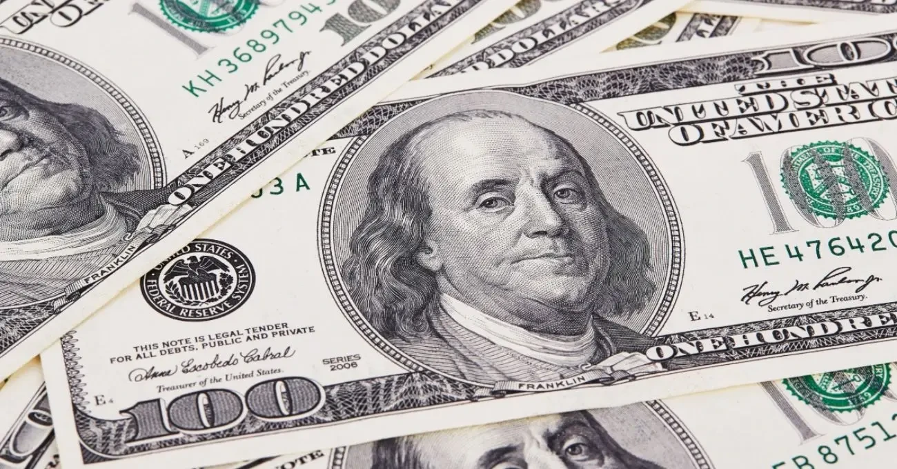 Dólar en Chile cae más de $10 al cierre y el peso lidera emergentes mientras Trump reordena el foco sobre Irán