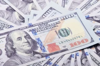 Dólar en Chile cae más de $10 desde su techo de 2026 mientras EE.UU. busca apoyo para reabrir el estrecho de Ormuz