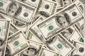Dólar en Chile cae más de $10 en apertura tras giro de Trump sobre Irán y desplome de casi 10% en el Brent
