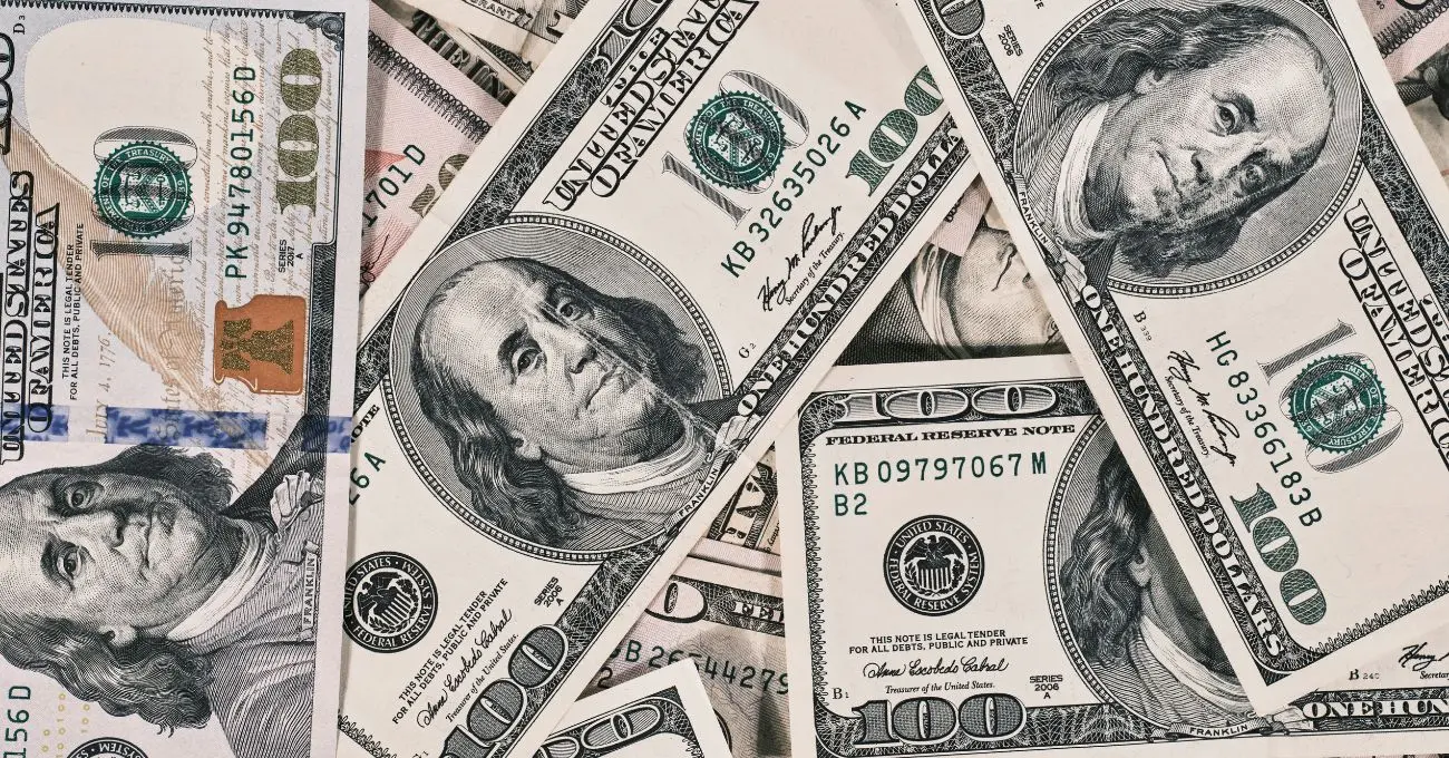 Dólar en Chile cierra en $854 tras tocar $858: el reporte de empleo de EE.UU. impulsó el rebote, pero no lo sostuvo