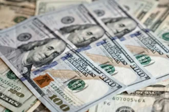 Dólar en Chile cierra en $893,80 y modera baja con Brent en US$95,92