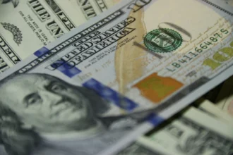 Dólar en Chile cierra en $894: cobre débil evita una baja mayor antes de la Fed