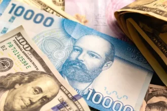 Dólar en Chile cierra en $898,58 tras caer casi $30: el giro del cobre y el petróleo tras la tregua
