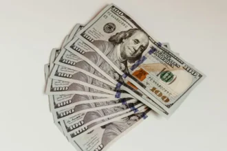 Dólar en Chile cierra en $914,7, nuevo máximo de 2026: el petróleo saltó sobre US$100 y reabrió la presión sobre el peso