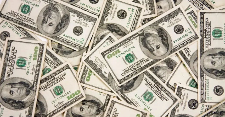 Dólar en Chile salta casi $20 y cierra sobre $930: el golpe conjunto del cobre, el Brent y la crisis del Golfo