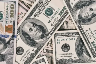 Dólar en Chile salta más de $20 y vuelve a la zona de $900: la tensión en Medio Oriente empuja al petróleo y cambia el mapa de riesgos