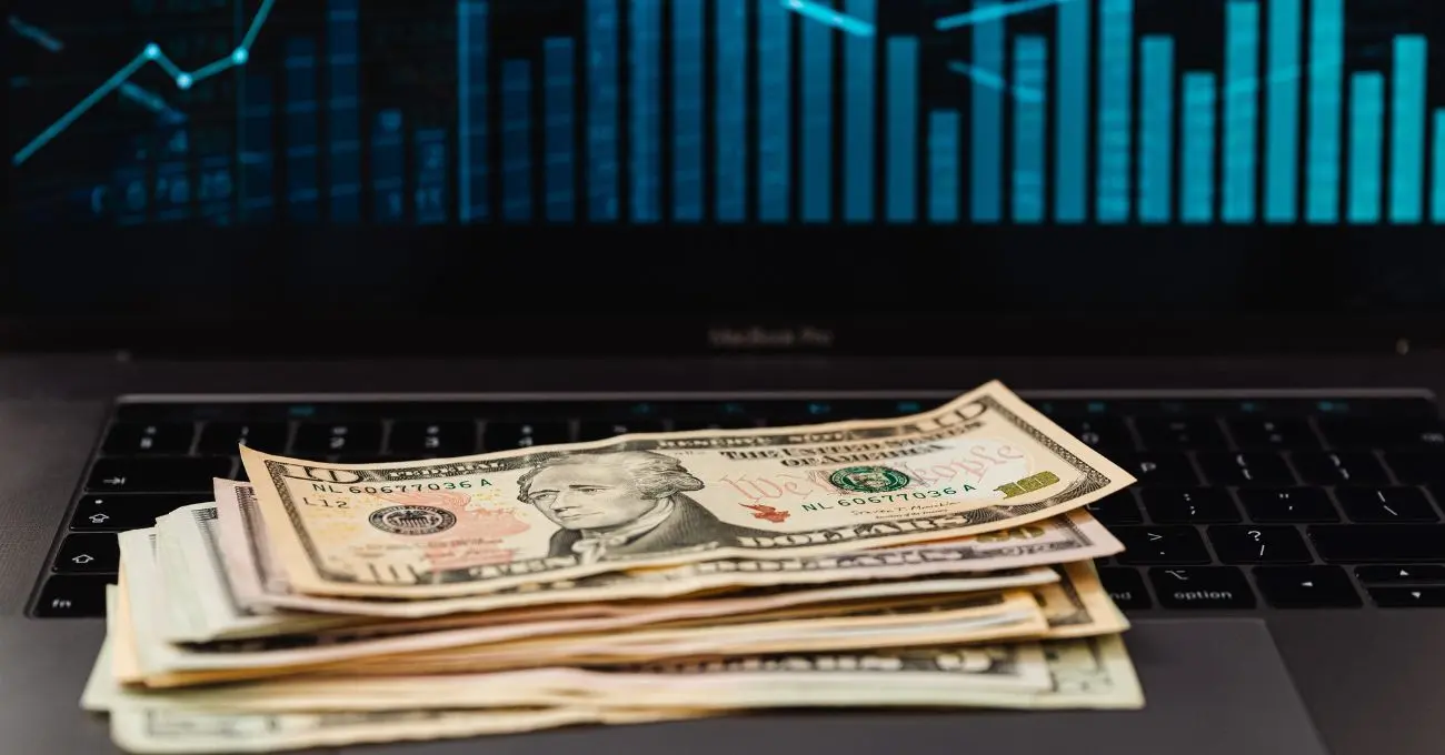 Dólar en Chile sube $3,6 y cierra en $858: cobre cae 2,8% y la venta tecnológica vuelve a sacudir a los mercados