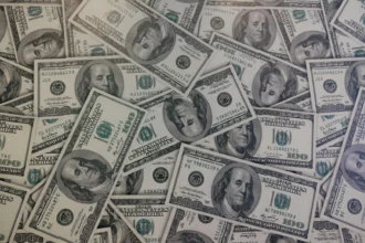 Dólar en Chile supera los $900 por desempleo de 8,9% y una señal clave de la Fed