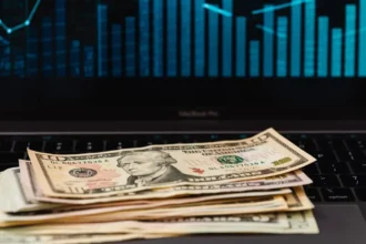 Dólar en Chile supera los $915 por tensiones en Medio Oriente y petróleo.